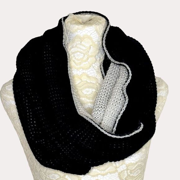 Steve Madden Infinity Scarf Sweater Knit Black Beige OS am - Picture 1 of 9